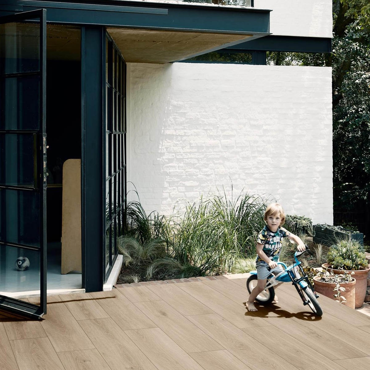 Exterior com pavimento natural antiderrapante Oltre 30x120