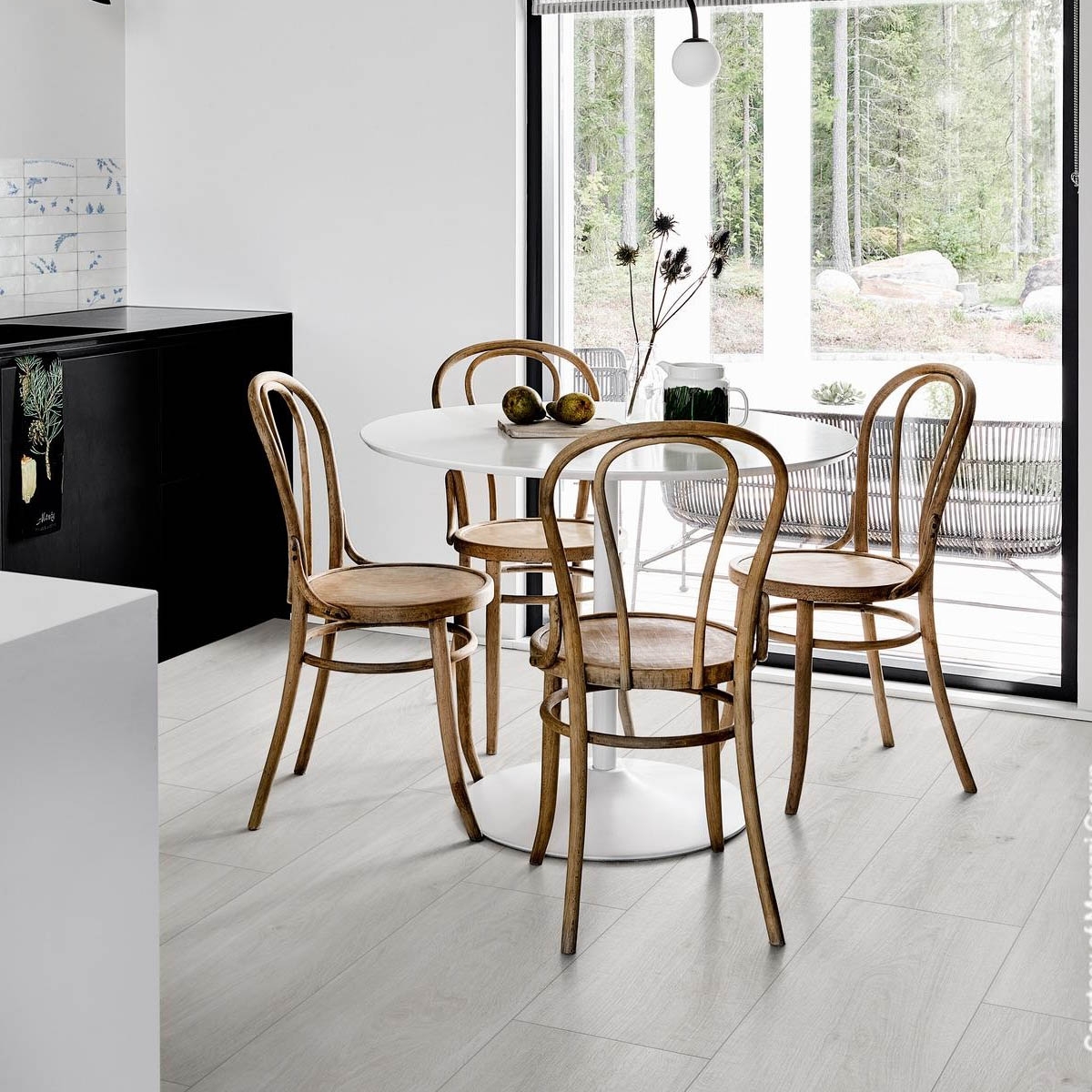 Cocina con Pavimento Oltre White 30x120