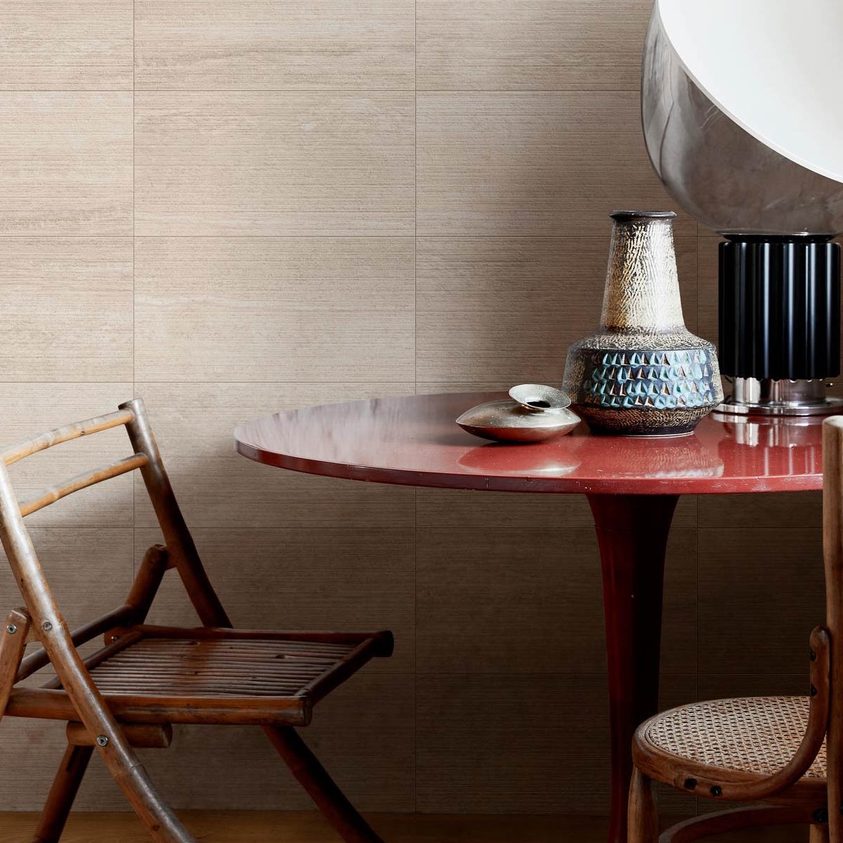 Interior con Revestimiento Travertino Navona Strutturato Righe 30x60