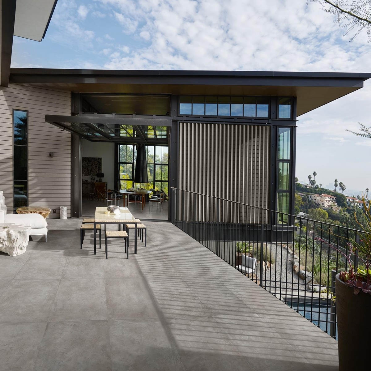 Außenansicht mit Plaza Grey STR rutschfestem Pflaster 60x120