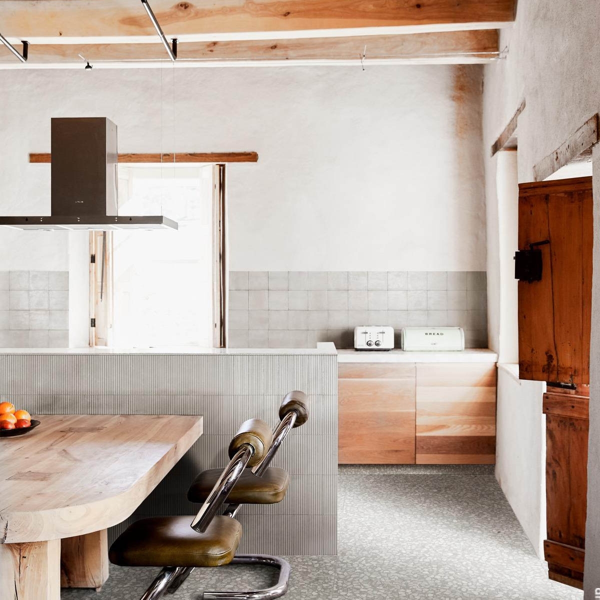 Interior con Revestimiento Rice Grigio Strutt. Pleat 3D Lux 7.5x20