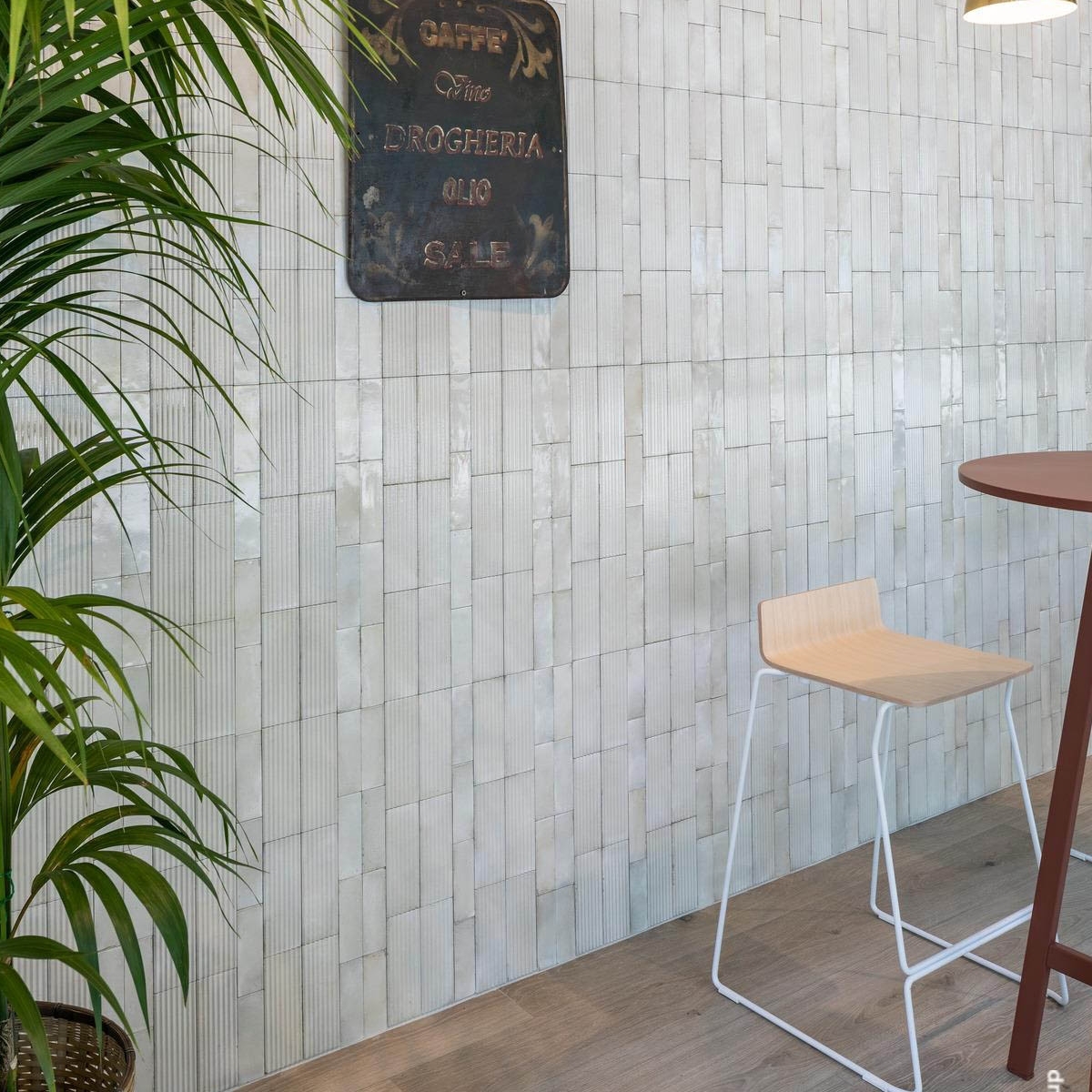 Interior con Revestimiento Rice Natural Strutt. Pleat 3D Lux 7.5x20