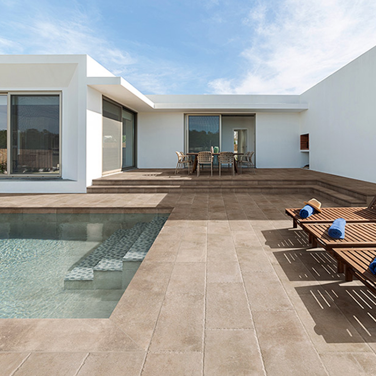 Exterior com pavimento antiderrapante Monte Blat 30x60