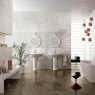 Badezimmer mit Allmarble Golden White Lux 40x120 Beschichtung