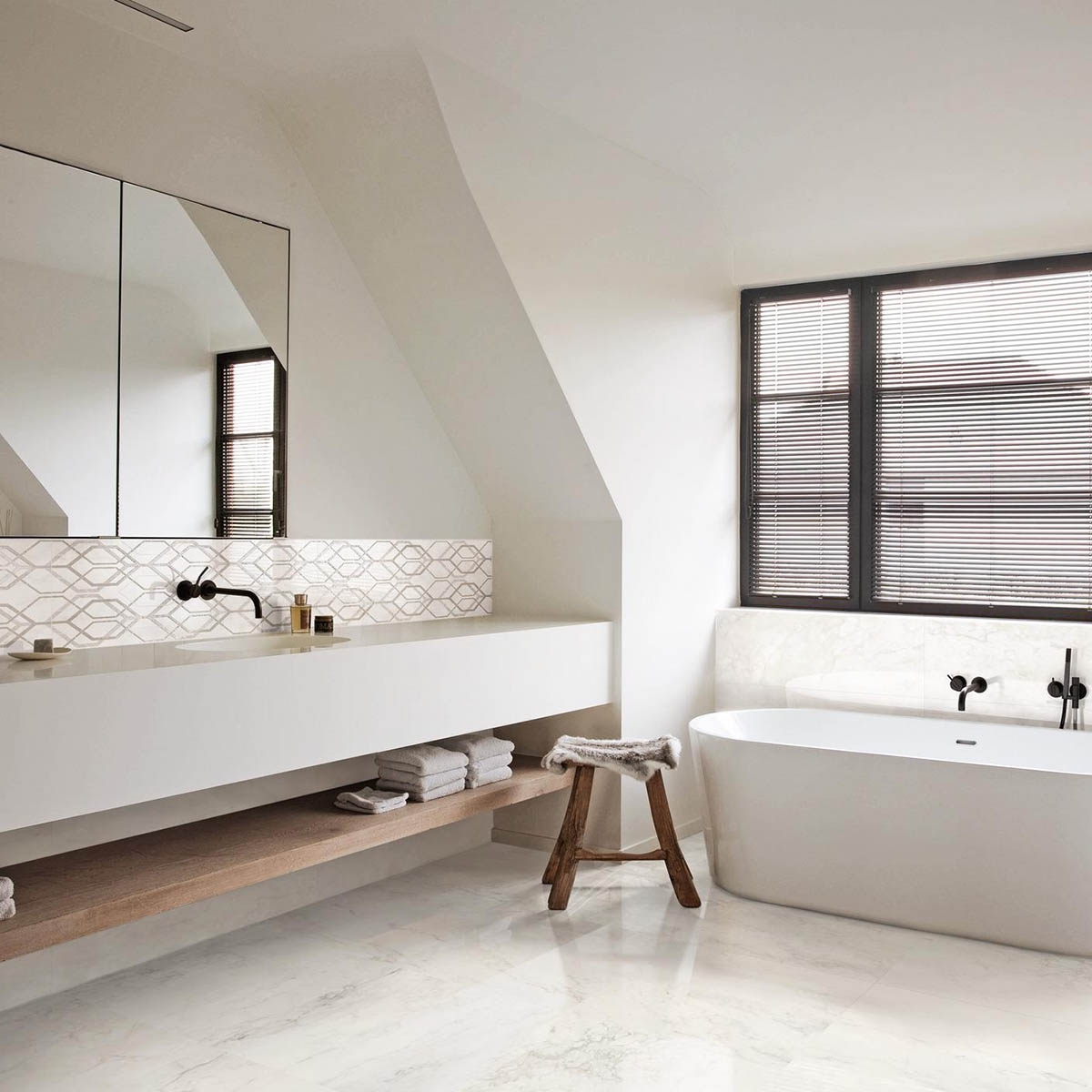 Salle de bain avec Marbleplay Decoro Net Calacatta Coating 30x90