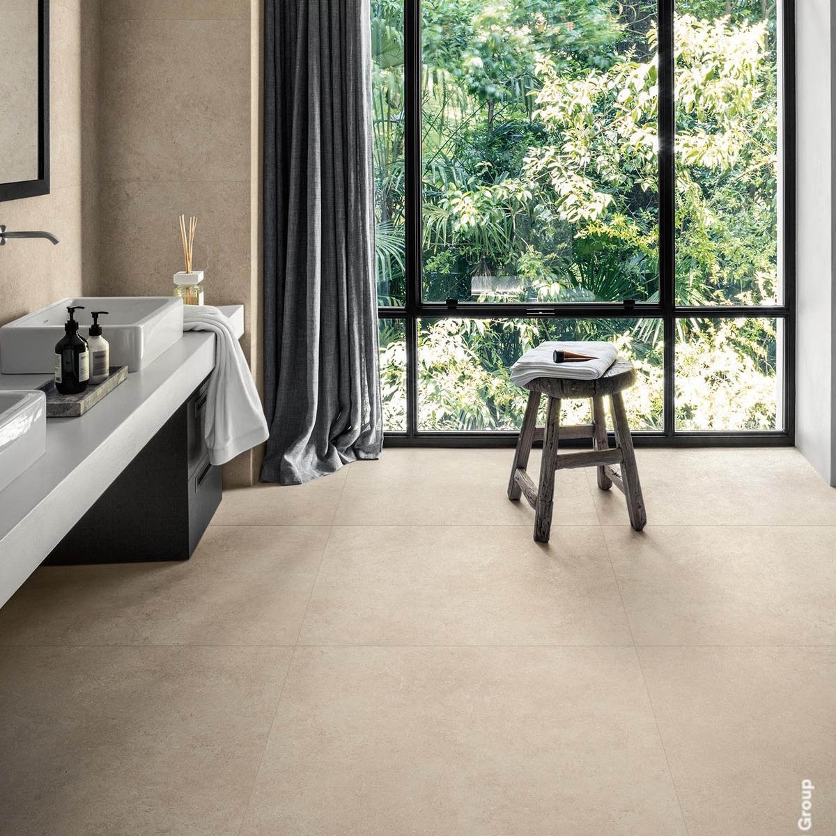 Badezimmer mit Kalksteinsand 6 mm großen 120x120 Pflastersteinen