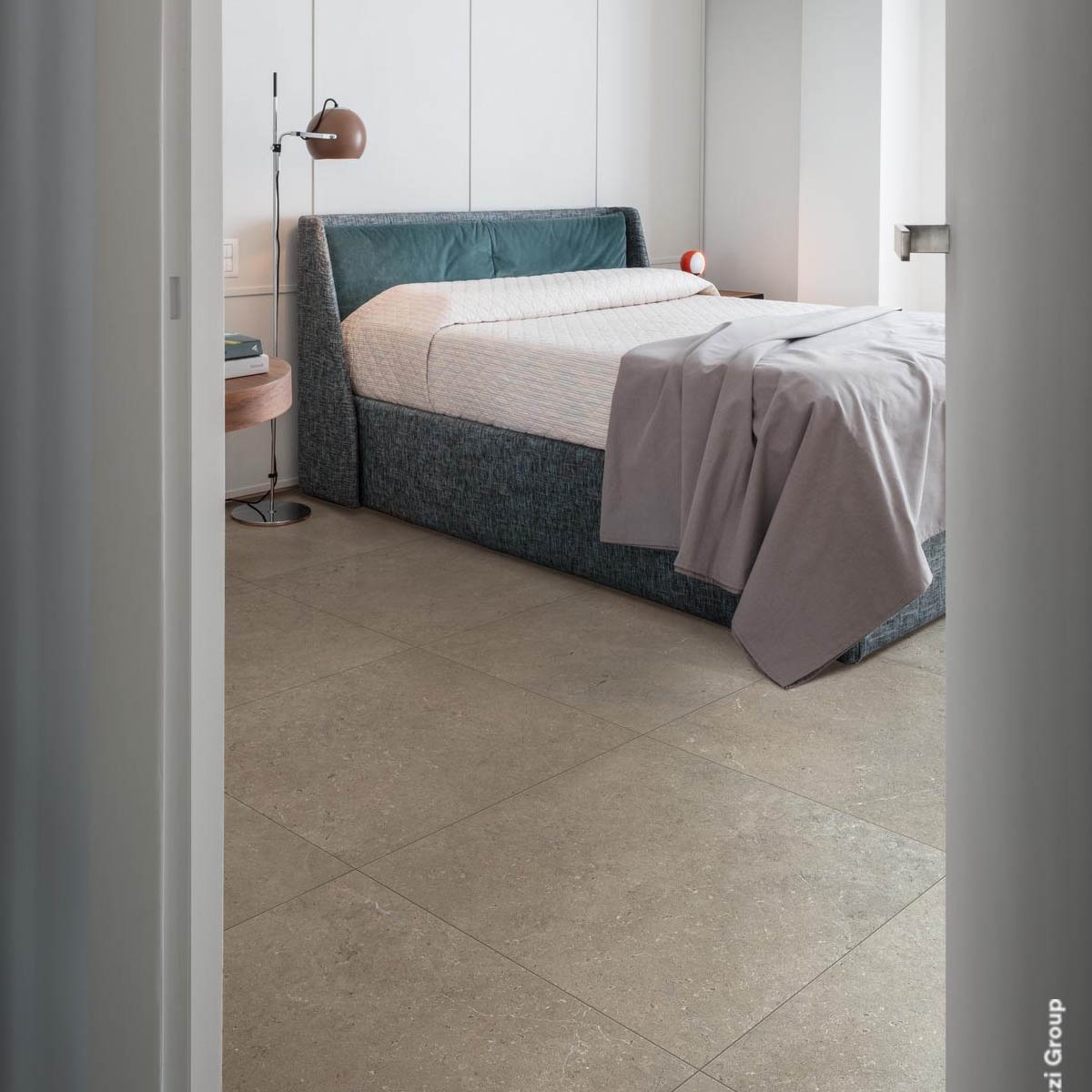 Sala com pavimento de veludo taupe em calcário 75x75