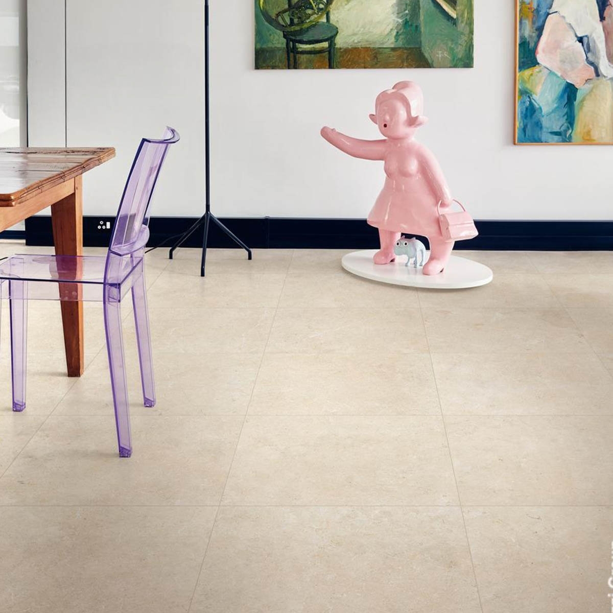 Interior con Pavimento Limestone Ivory 60x60