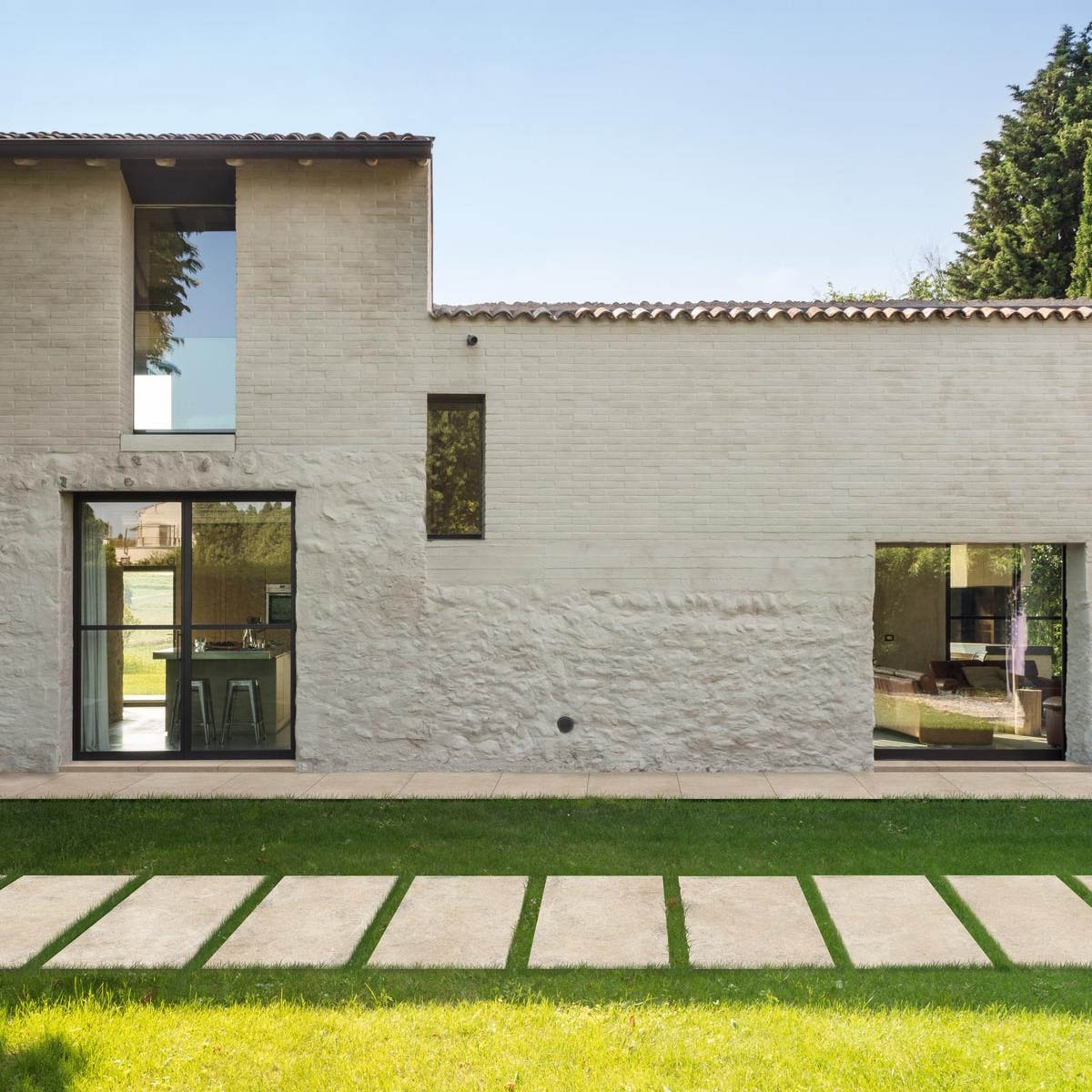 Außenansicht mit Limestone20 Sandrutschfester Pflaster 60x120