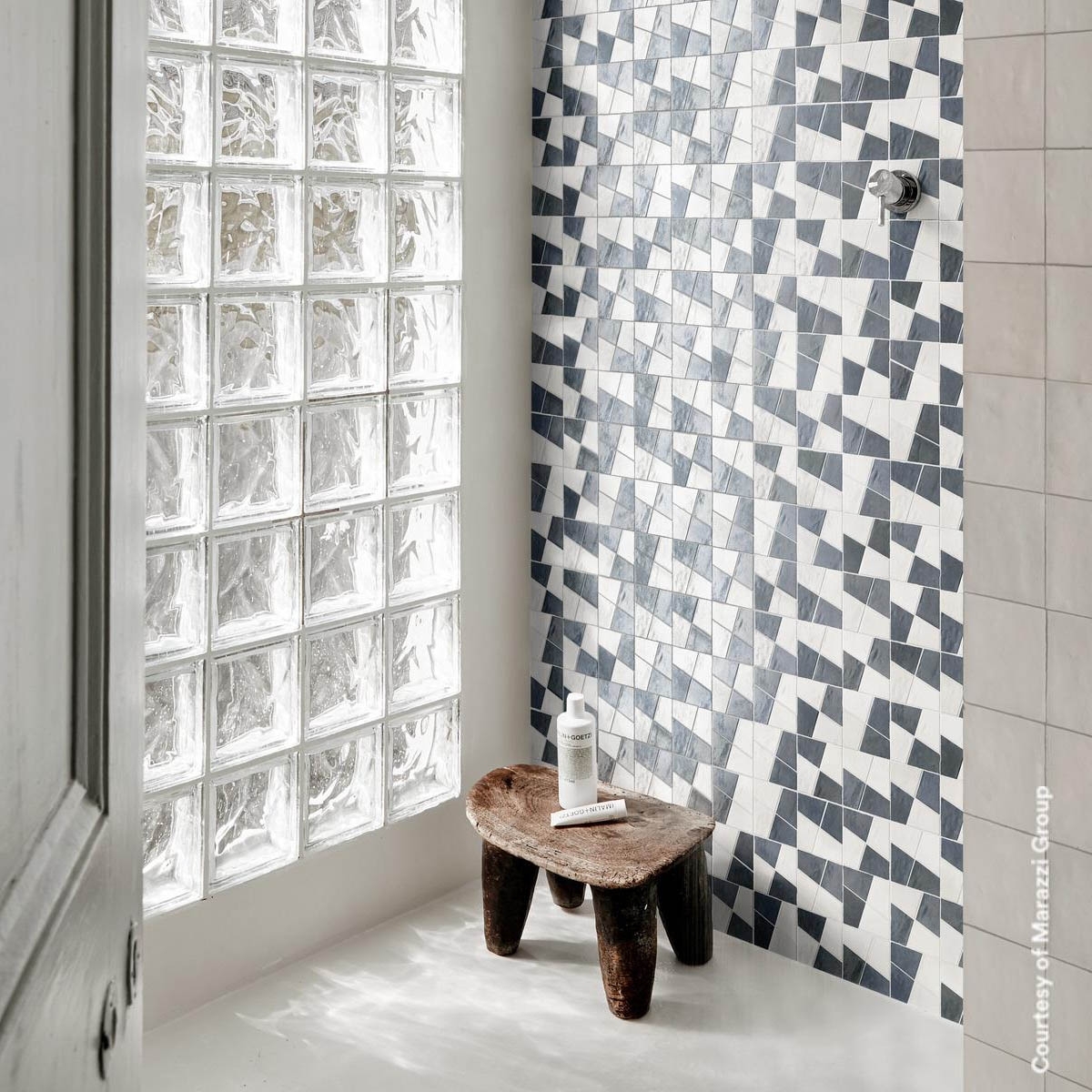 Salle de bain avec revêtement mosaïque Zellige Gesso/China 30x30