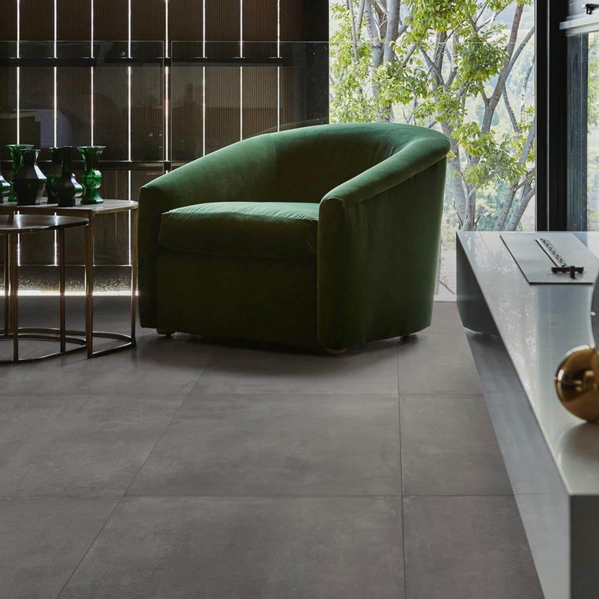 Salon avec aspect au sol en anthracite 60x60