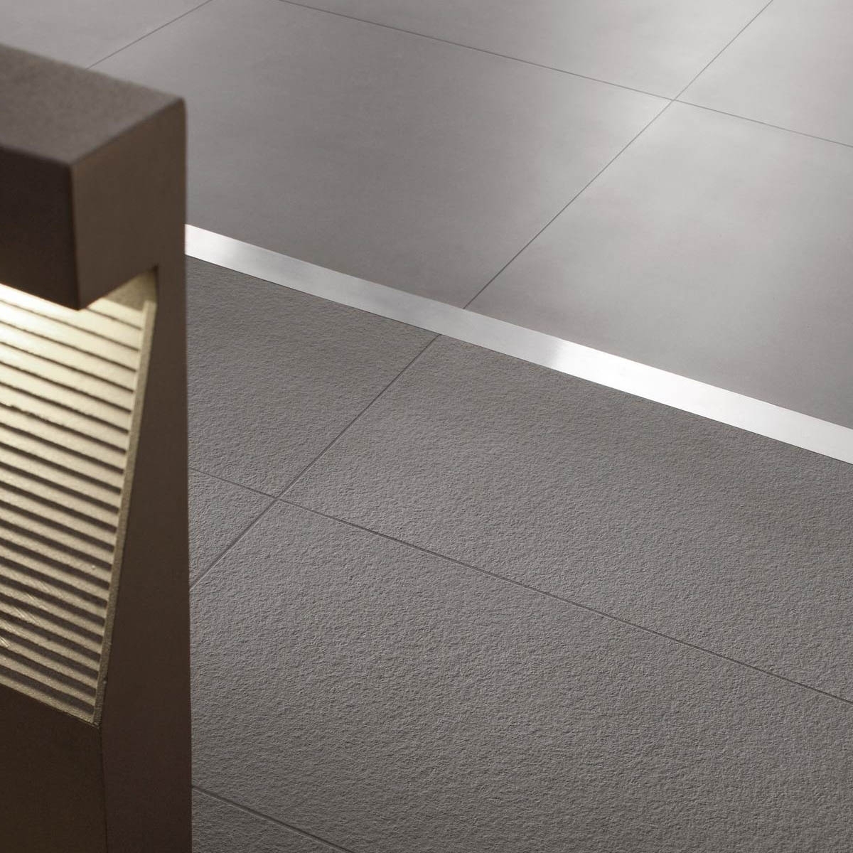 Exterior com pavimento neutro Grigio Scuro Bocciardato 30x60