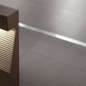 Außenansicht mit neutralem Pflaster Grigio Scuro Bocciardato 30x60