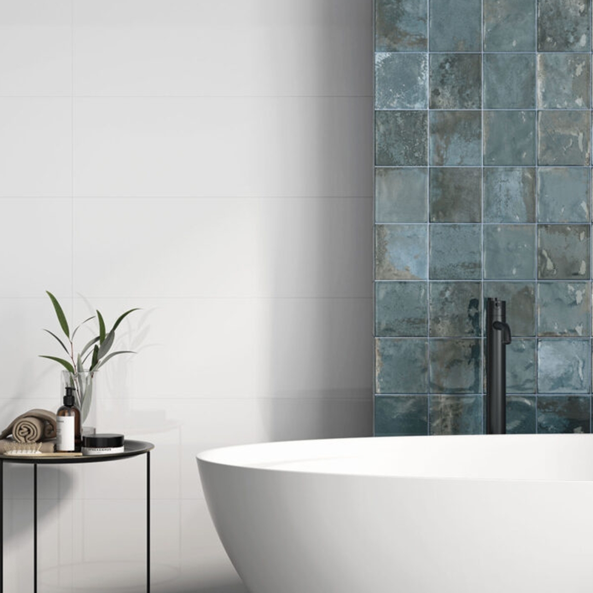 Salle de bain avec revêtement blanc brillant 30x90