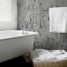 Badezimmer mit OLDStones Gray Sandstone Panel Coating 285x130 (3,70m²)
