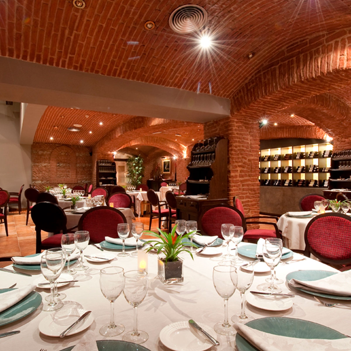 Restaurante con revestimiento Panel de Opus Spicatum OLDStones 285x130 (3,70m2)