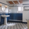 Salle de bain avec revêtement blanc Mugat 10x20