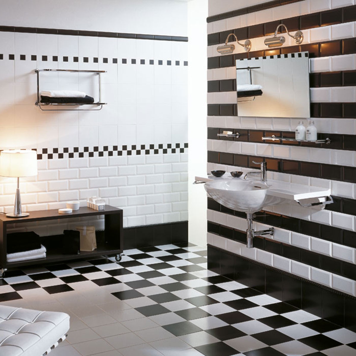 Badezimmer mit Mugat Rivoli Schwarzer Verkleidung 10x20 (Kasten 1,36m²)