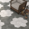 interior com pavimento Hexagon Rift Graphite 23,3x26,8