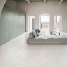 Interior com pavimento antiderrapante Mystone Berici Strutturato Bianco 120x120