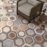 Intérieur avec revêtement de sol multicolore Hexagon Rift Bushmills 23,3x26,8