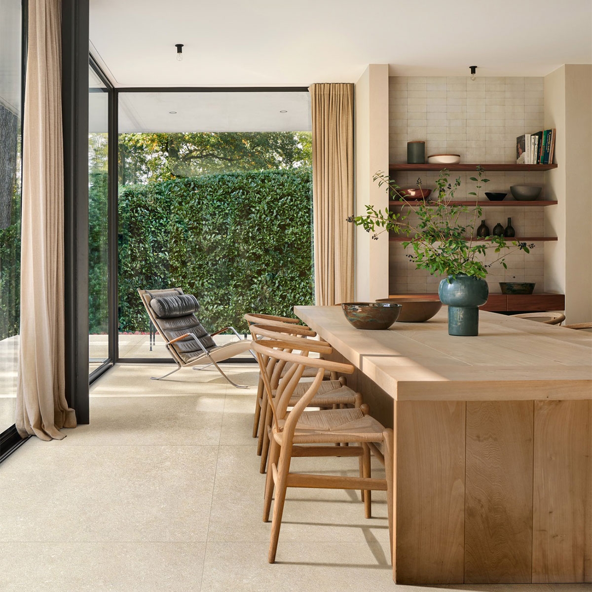 Interior e exterior com pavimento antiderrapante Mystone Berici Strutturato bege 120x120