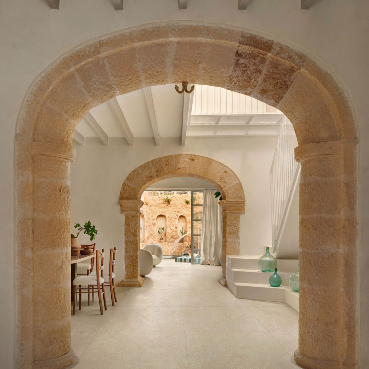 Interior con pavimento Mystone Berici Strutturato Beige Antideslizante 120x120