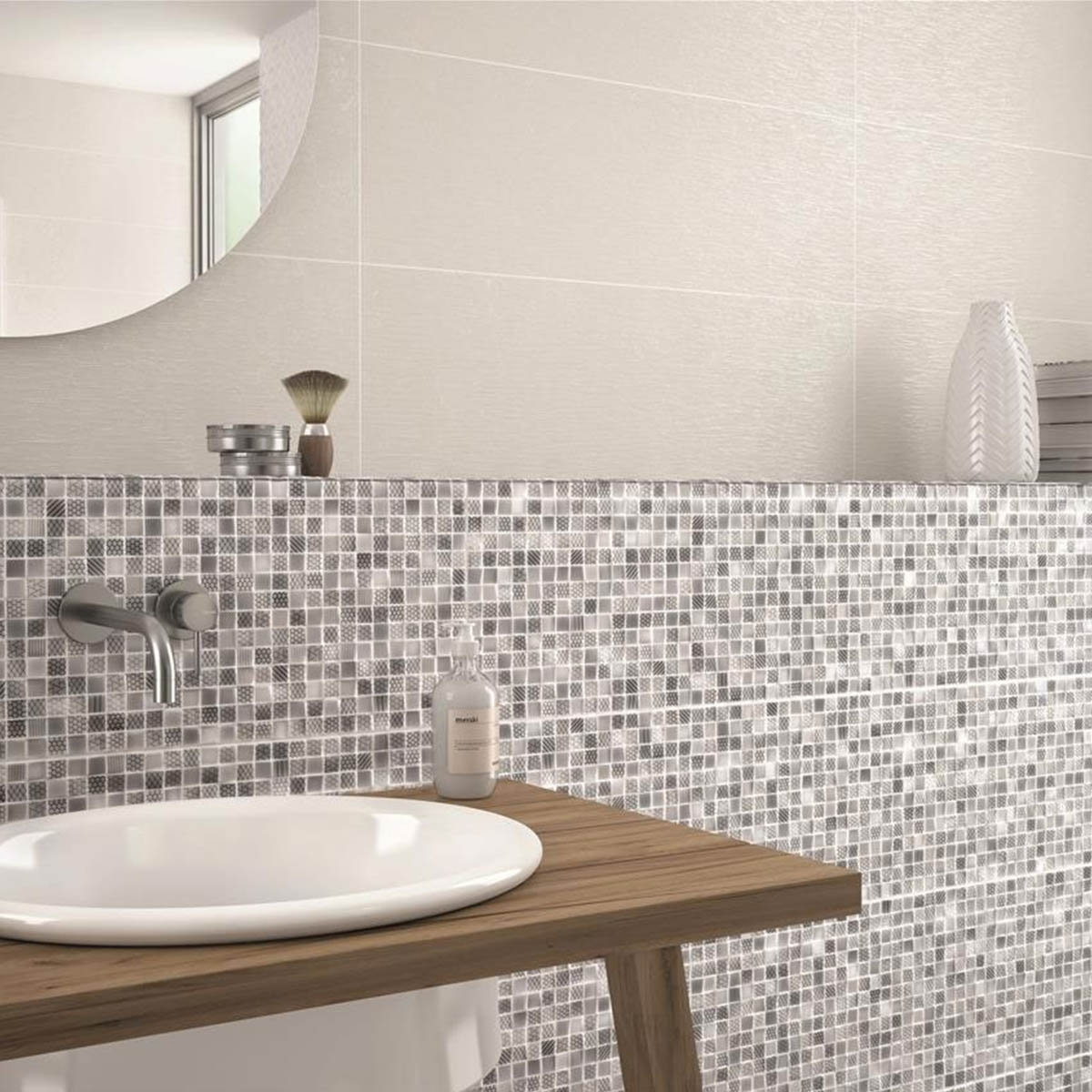 Salle de bain avec revêtement beige brillant 25x75