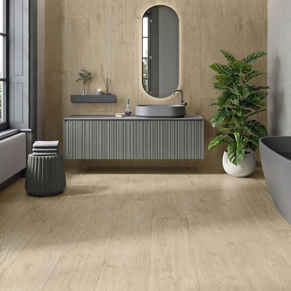 Badezimmer mit Tiare Bianco Gehweg 23x120