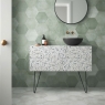 Baño con pavimento Cementine Talc 23x27