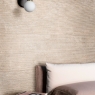 Intérieur avec revêtement mural Mikado 3D Sand en calcaire 40x120