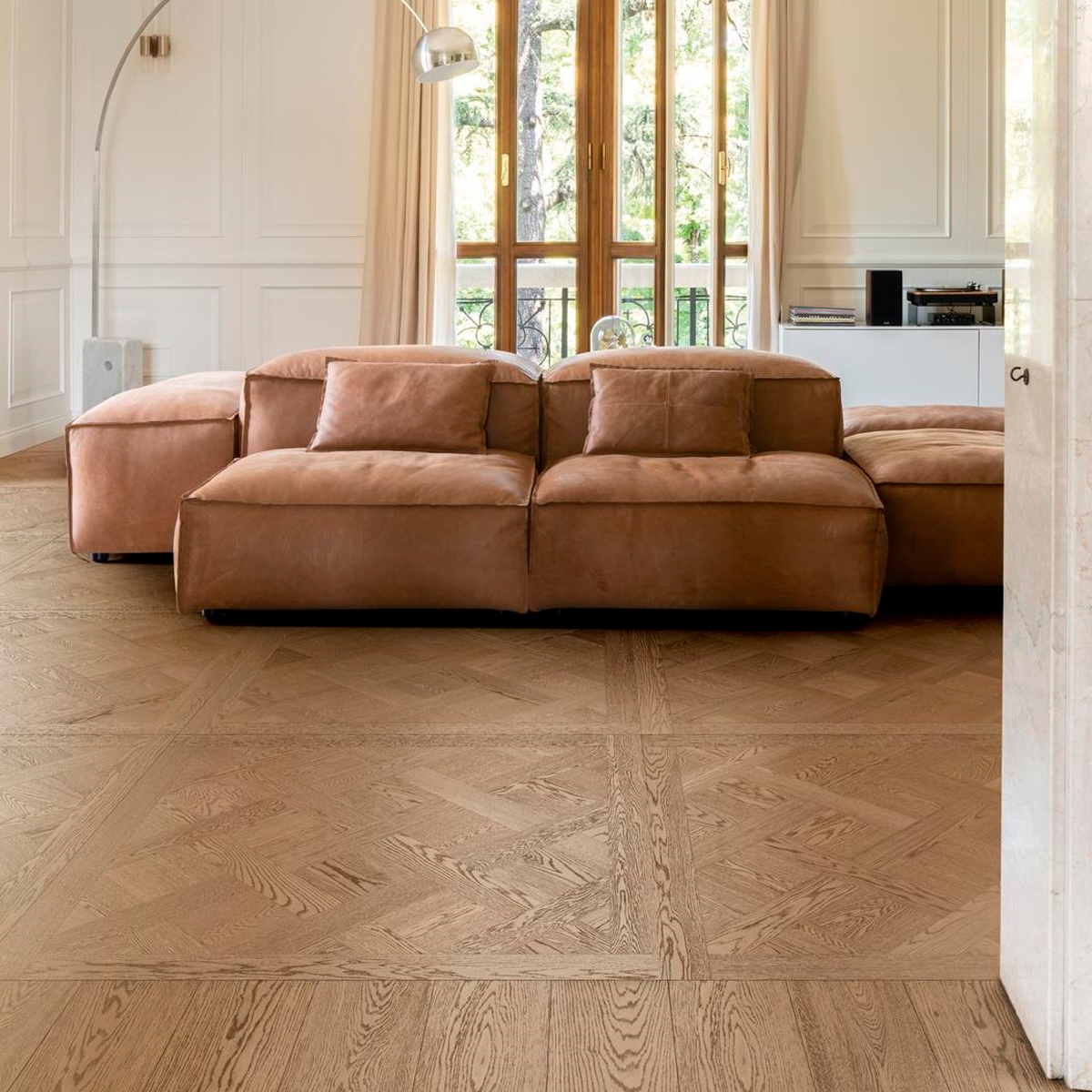 Interior con pavimento Intrecci Castagna Rt 20x120