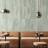Restaurante con Revestimiento Fluted Travertino Jungle 40x120