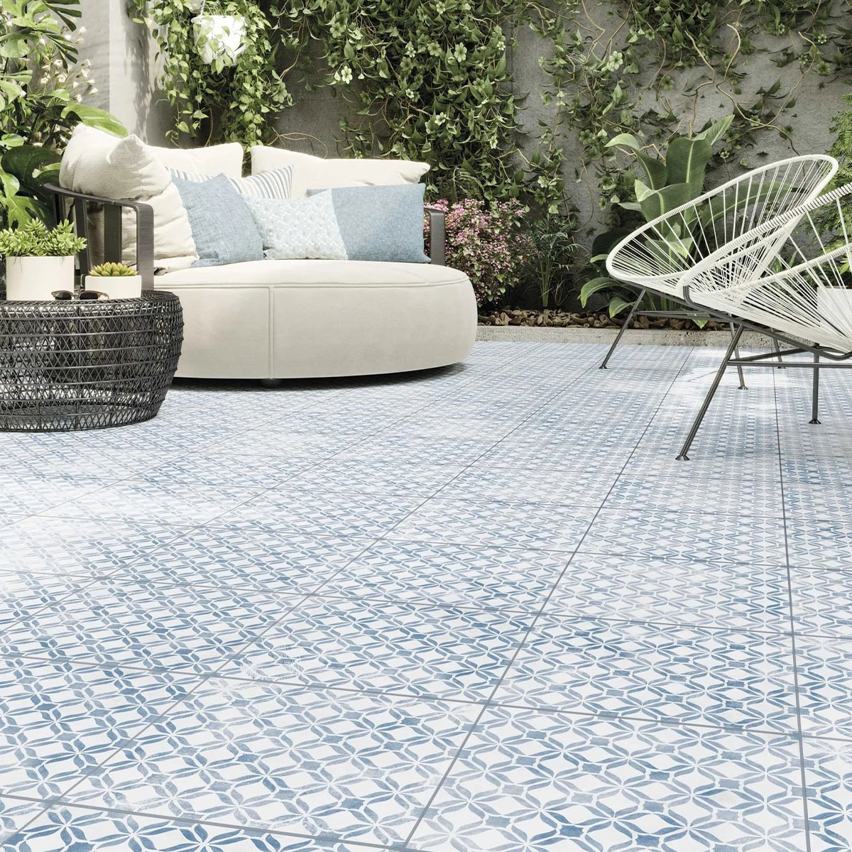 Außenansicht mit Fresco Blue rutschfestem Boden 32,9x32,9