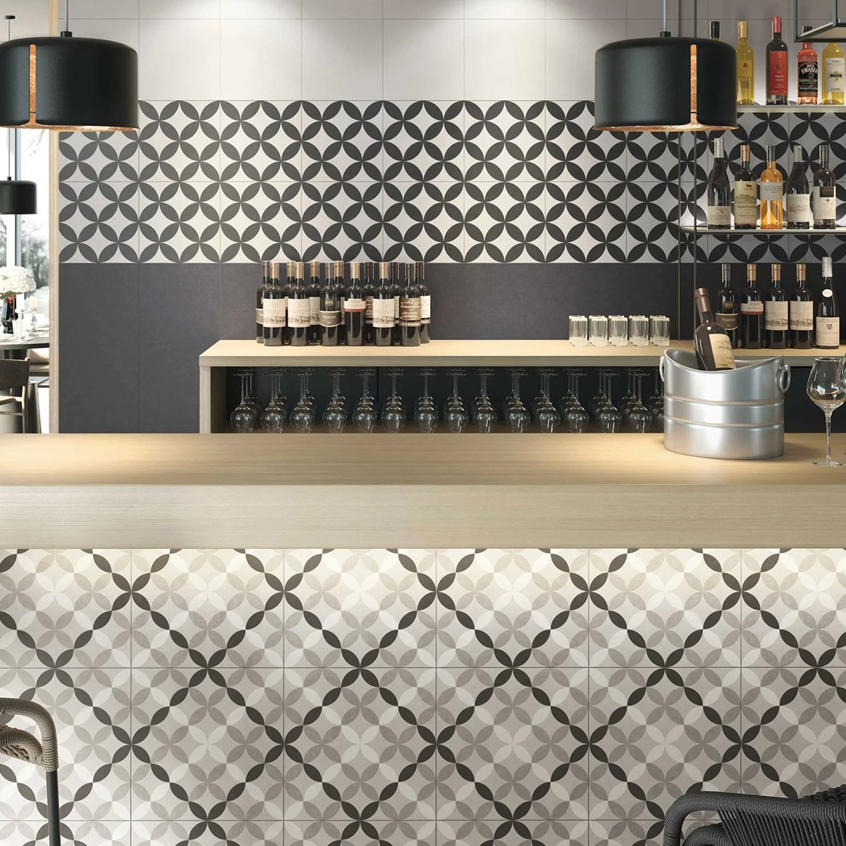 Innenraum mit Hanoi Circle Black 33x33-Beschichtung