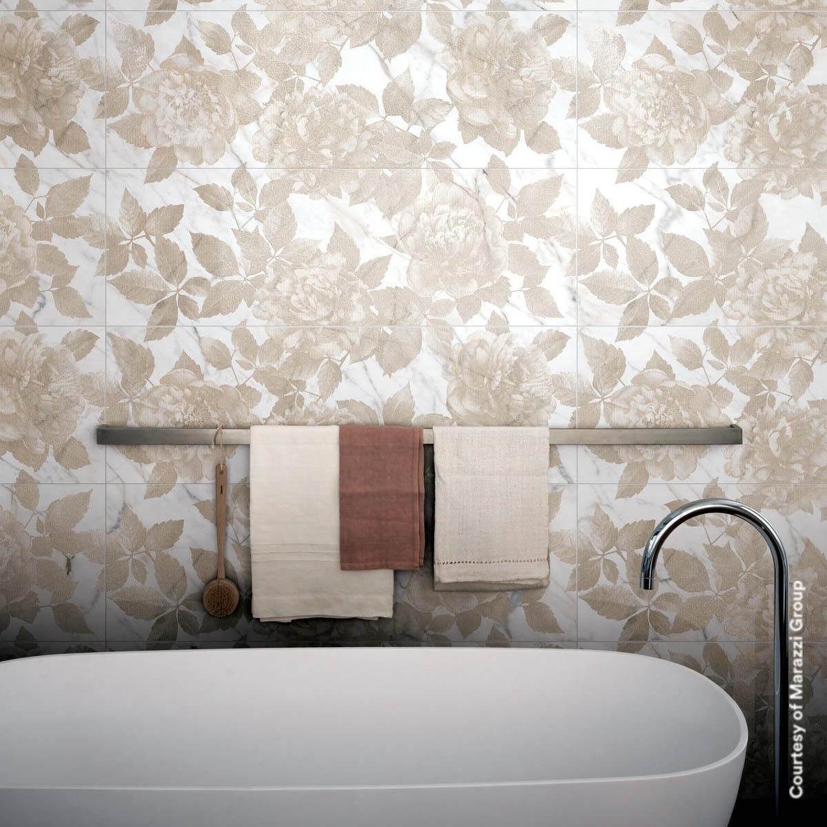 Badezimmer mit Allmarble Golden White Satin Decoro Rose Beschichtung 80x120