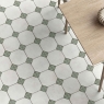 Interior con pavimento Leeds Garden 33x33