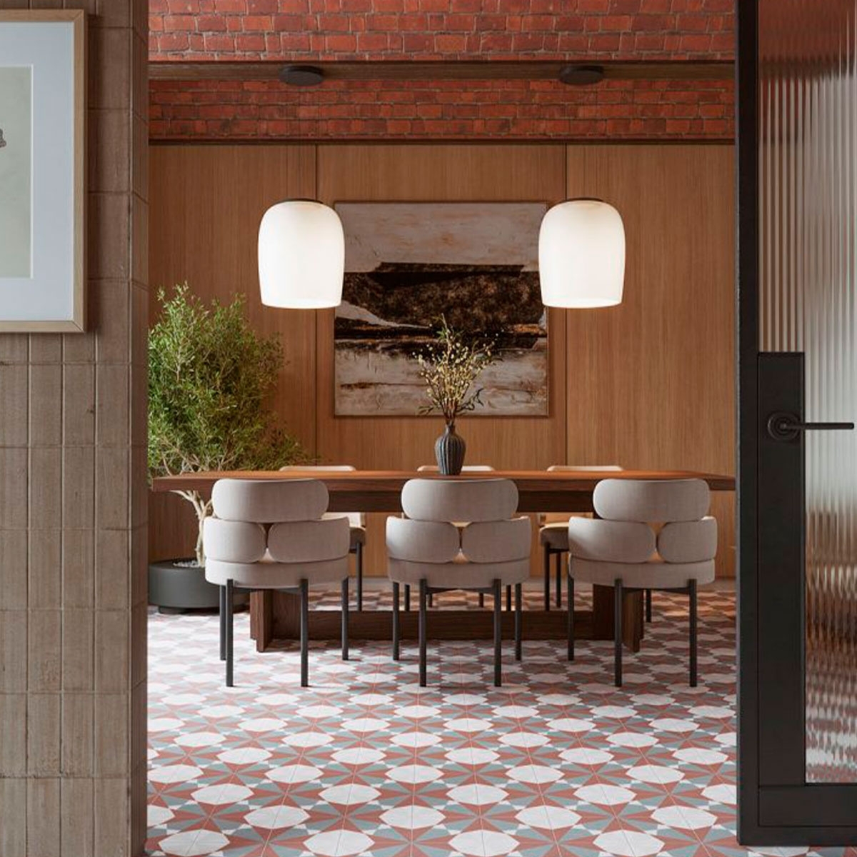 Sala de jantar com pavimento Altea Bordeaux Taco 16,5x16,5