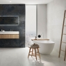 Baño con pavimento Mine White 30x60