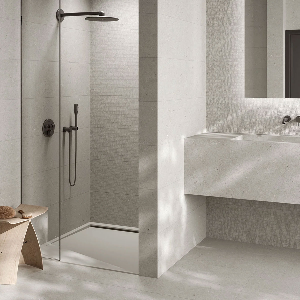 Baño con revestimiento Q Somport Arles Light 31x98
