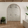 Baño con revestimiento Q Villa Ibiza White 31x98 (Caja 1.21m2)
