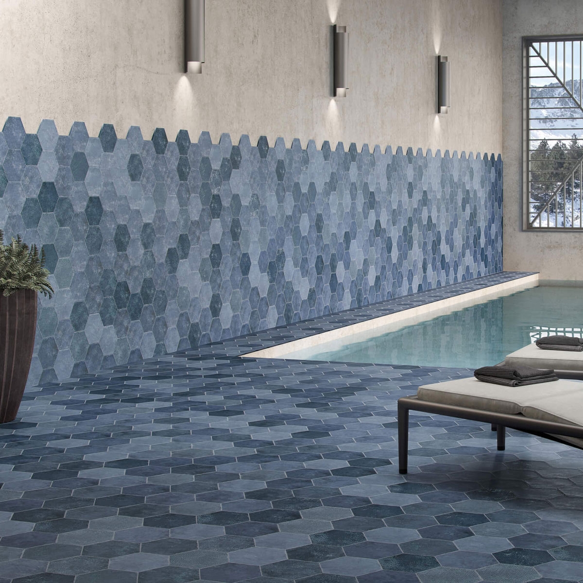 Interior con pavimento y revestimiento Saona Azul 23x27