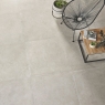 Ambiente con pavimento Terme Sand 60x60