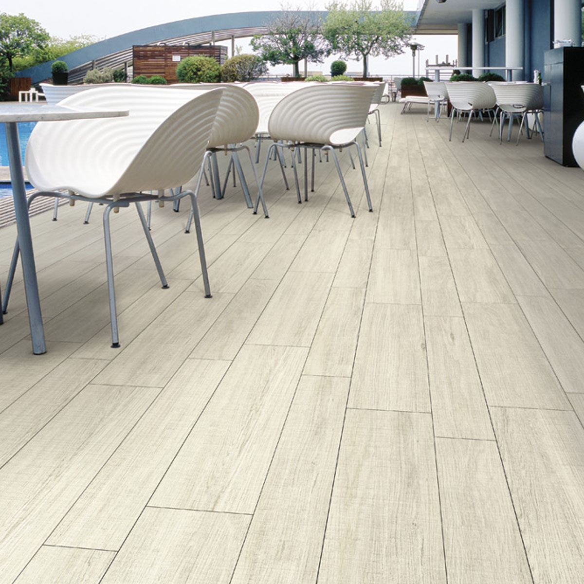 Exterior con Pavimento Orsa-CR Basic Blanco 14.4x89.3