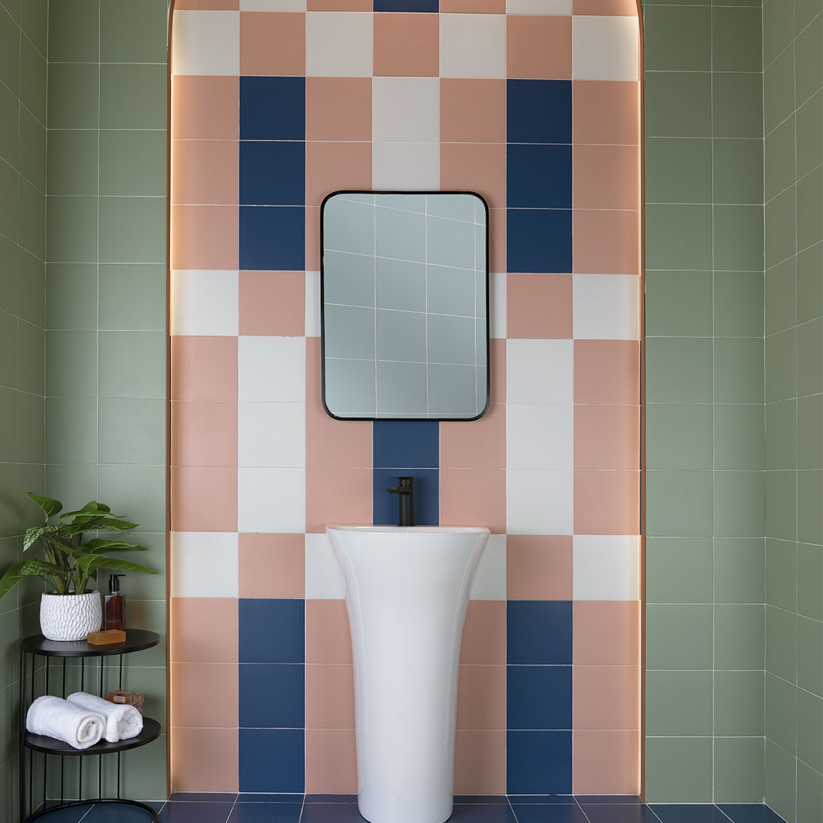 Baño con revestimiento Normandy Technical Soft Navy 20x20