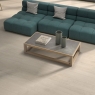 Sala con Pavimento Lenox Haya 20x120 cm