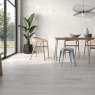Comedor con Pavimento Lenox Gris 20x120 cm