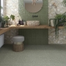 Baño con Pavimento Niza-R Verde Antideslizante 80x80