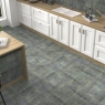 Interior con pavimento y revestimiento Lagoon Green 15x15