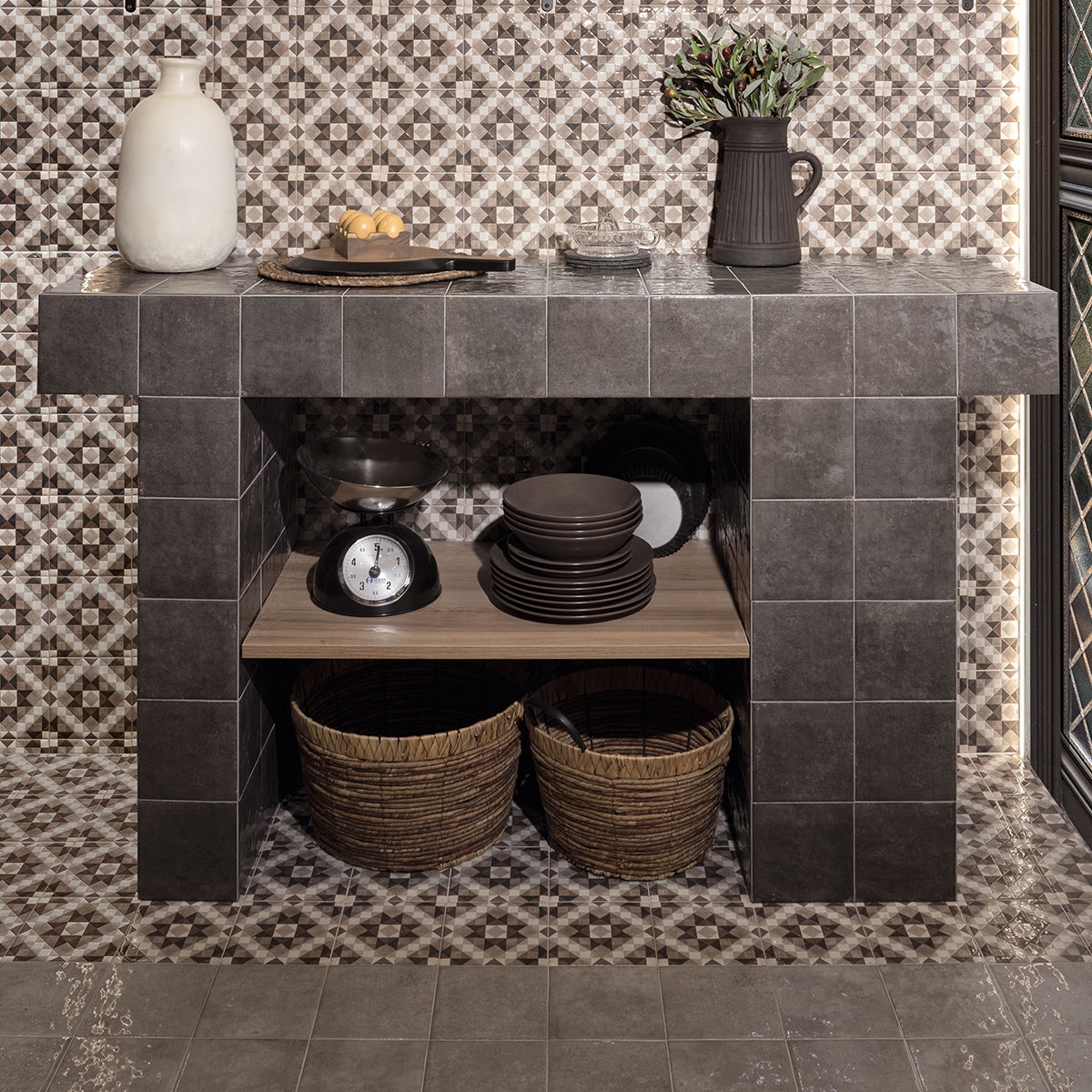 Interior con revestimiento y pavimento Marrakech Agadir Silver 15x15